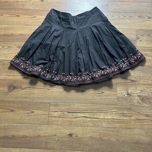 SOLD‼️ pleated floral embroidered cotton skirt
